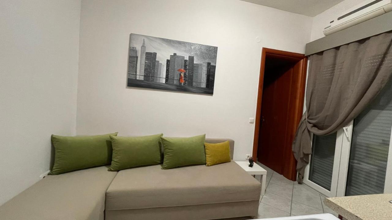 Premium Suites Ofrinion Bagian luar foto